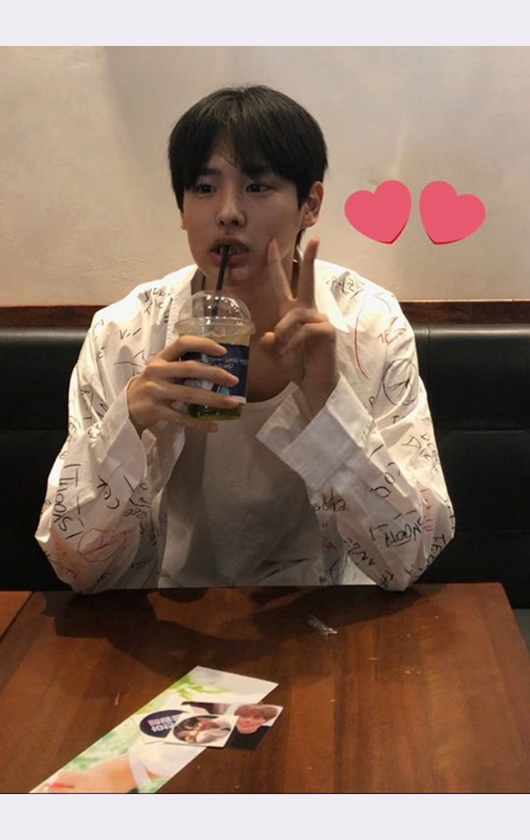 TTS bị buộc rời Produce X 101 Choi Byunghan đi uống gây loạn tại quán cafe vì đẹp trai bá đạo  - image 3