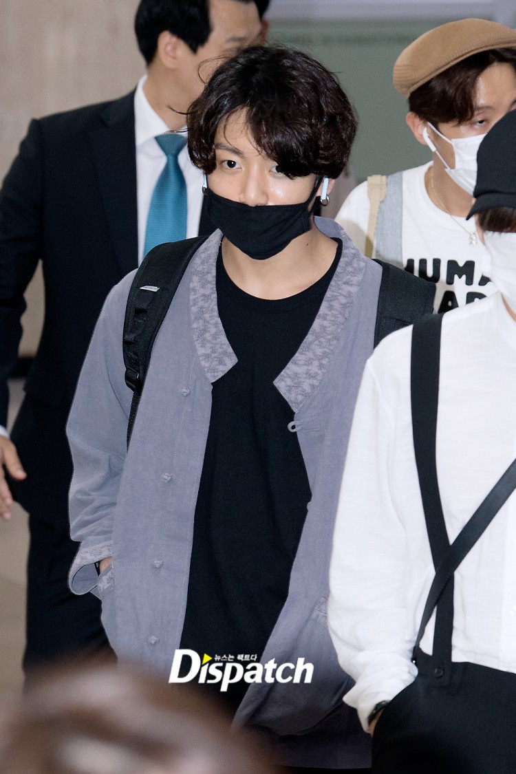 Báo Nhật cáo buộc BTS theo phe nước nhà bài trừ họ vì Jungkook - V mặc hanbok ở sân bay - image 2