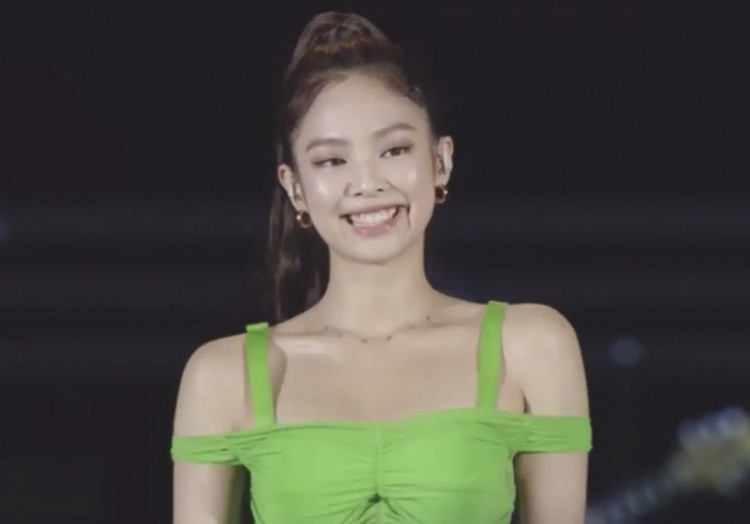 Netizen chê đồ Jennie mặc ở A-Nation nó chỉ là 1 chiếc khăn tắm che được bộ bikini mà thôi - image 3