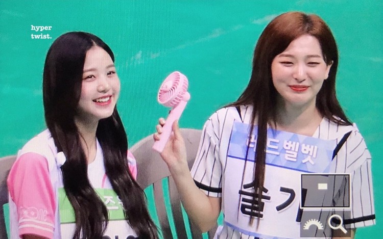 Bắt gặp Seulgi Red Velvet chịu nóng ngồi cầm quạt phục vụ Jang Wonyoung IZONE sự thật đó là gì - image 2