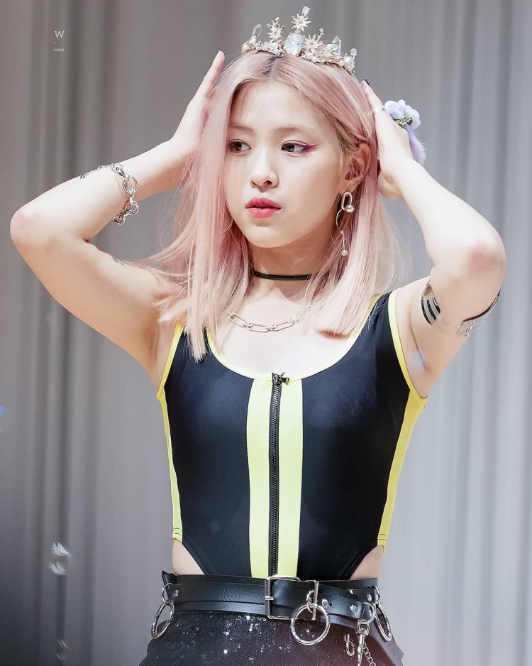 Stylist JYP ám ảnh với đồ bơi TWICE thoát nạn đến ITZY phải mặc trường kì từ Dalla Dalla đến ICY - image 1