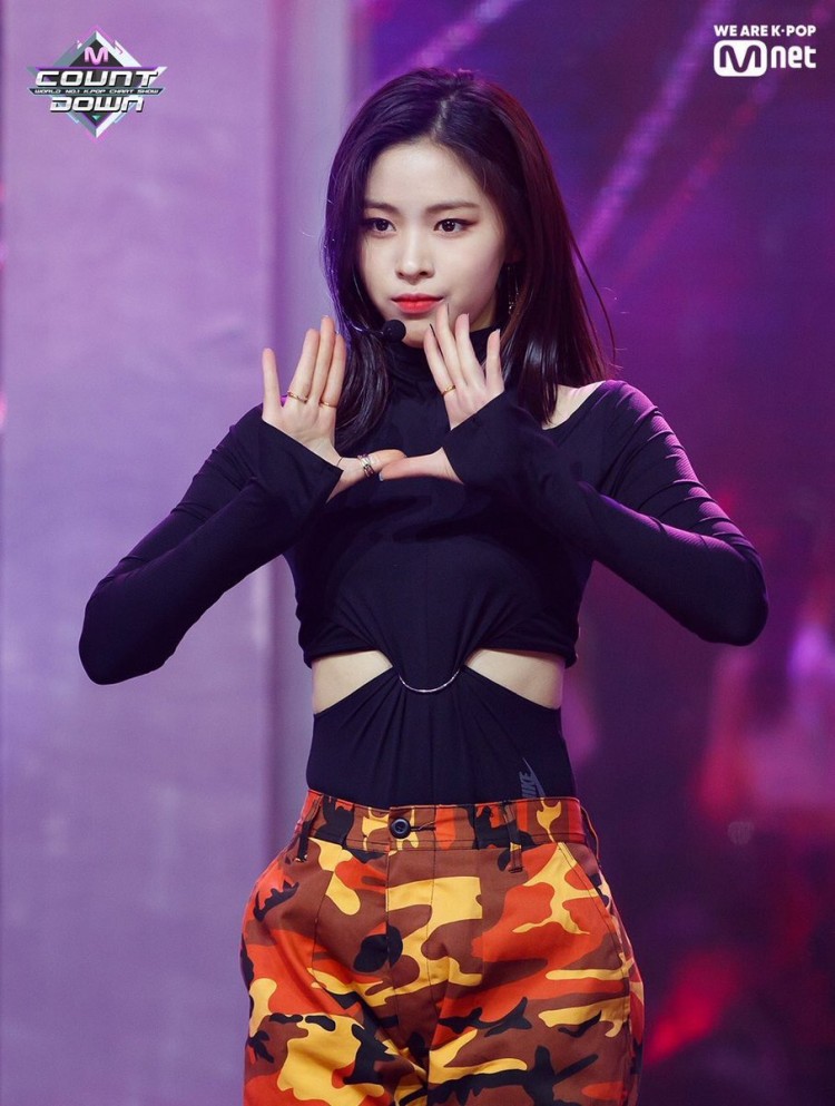 Stylist JYP ám ảnh với đồ bơi TWICE thoát nạn đến ITZY phải mặc trường kì từ Dalla Dalla đến ICY - image 2