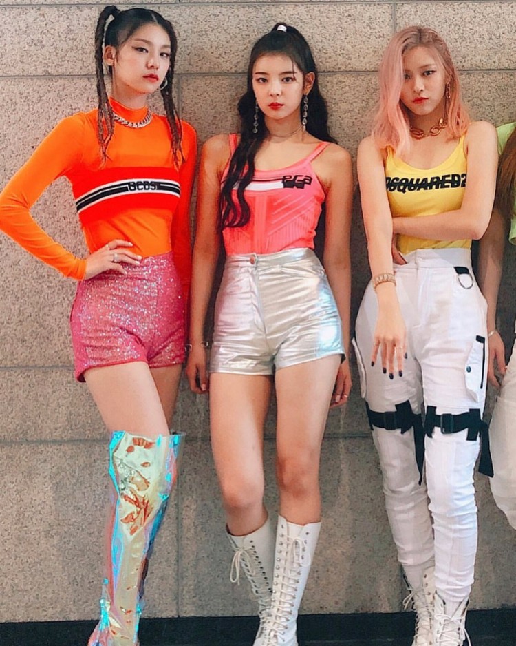 Stylist JYP ám ảnh với đồ bơi TWICE thoát nạn đến ITZY phải mặc trường kì từ Dalla Dalla đến ICY - image 4