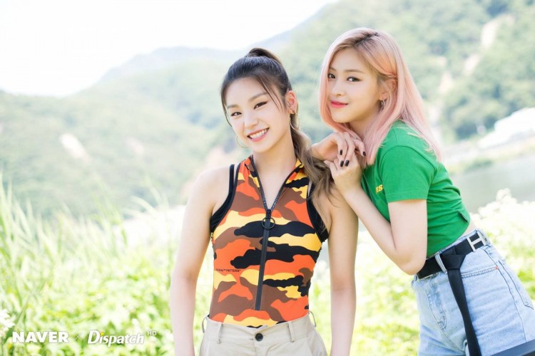 Stylist JYP ám ảnh với đồ bơi TWICE thoát nạn đến ITZY phải mặc trường kì từ Dalla Dalla đến ICY - image 3