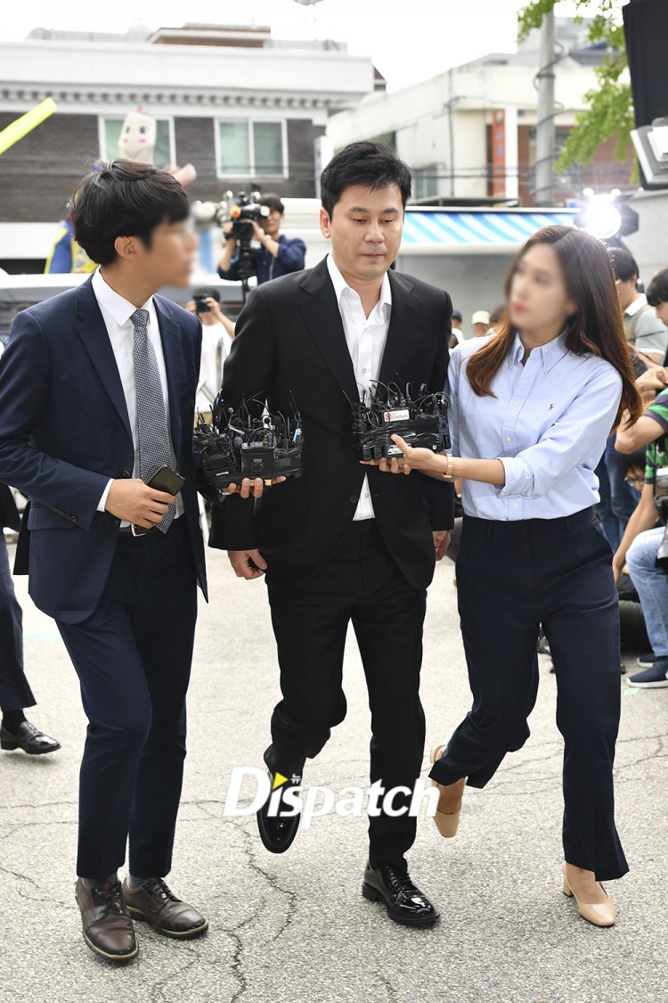 Bức ảnh Yang Hyun Suk trình diện cảnh sát CEO quyền lực năm nào đã chịu cúi đầu xin lỗi - image 1