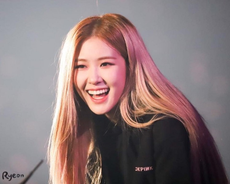 Rosé nhấn like bình luận u buồn fan nghi vấn YG lật kèo solo bố Rosé cũng thể hiện thái độ bất mãn - image 1