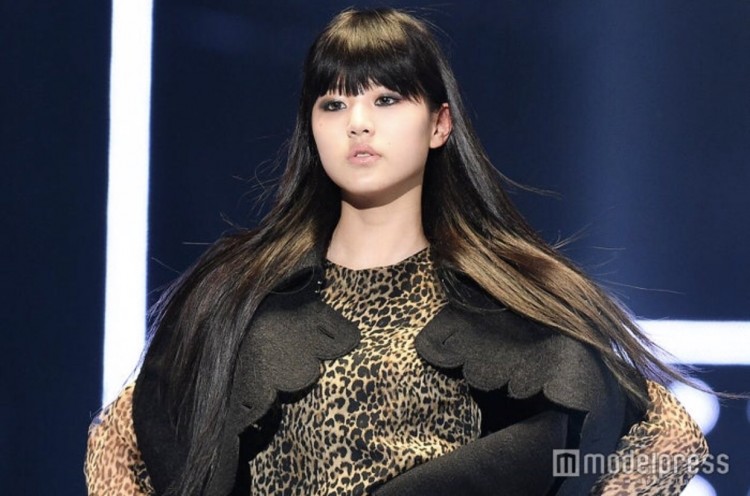 Được khen nhỉnh hơn Sakura khi đi catwalk nhưng Jang Won Young vẫn khiến netizen vì làm lố - image 1