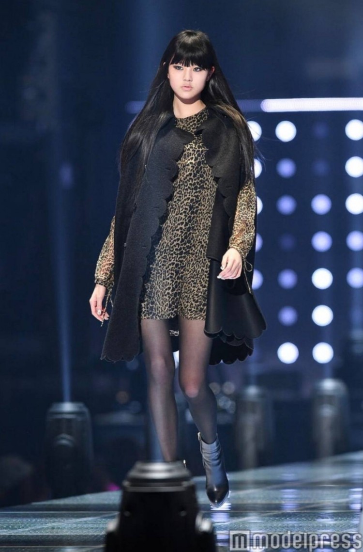 Được khen nhỉnh hơn Sakura khi đi catwalk nhưng Jang Won Young vẫn khiến netizen vì làm lố - image 6