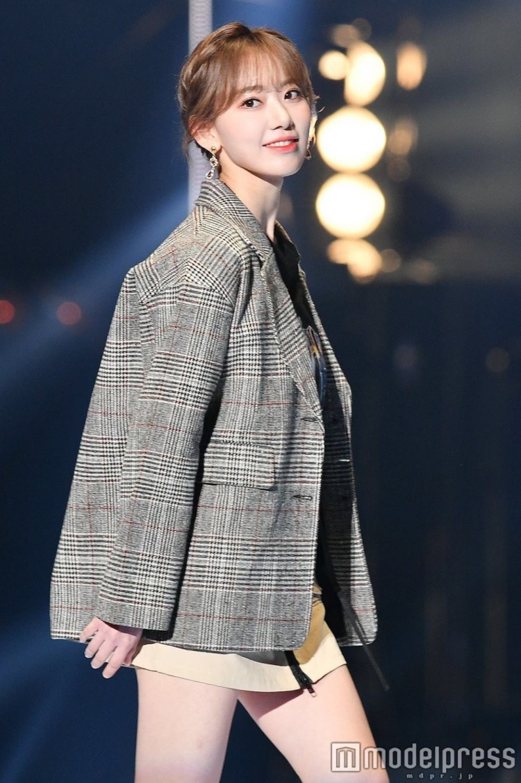 Được khen nhỉnh hơn Sakura khi đi catwalk nhưng Jang Won Young vẫn khiến netizen vì làm lố - image 7