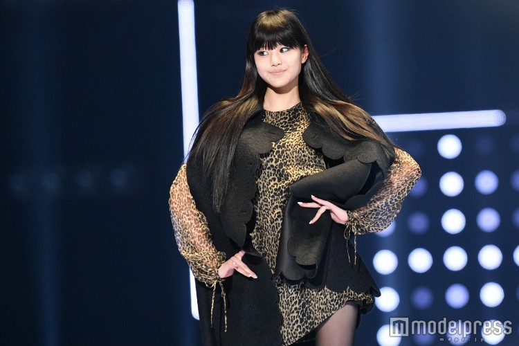 Jang Wonyoung IZ  ONE mặc áo da báu làm mặt dữ dằn khác lạ debut với tư cách là model - image 5