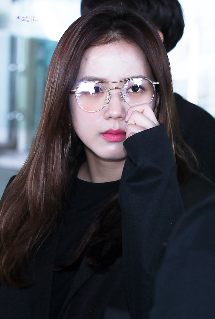 Khi các em quá lồng lộn Jisoo diện đồ đơn giản ra sân bay cũng bị tuýt còi là an toàn đến nhạt nhẽo - image 1