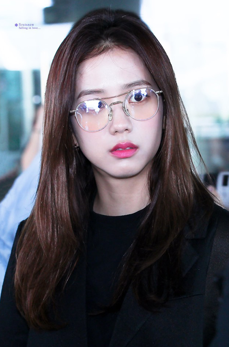 Khi các em quá lồng lộn Jisoo diện đồ đơn giản ra sân bay cũng bị tuýt còi là an toàn đến nhạt nhẽo - image 2