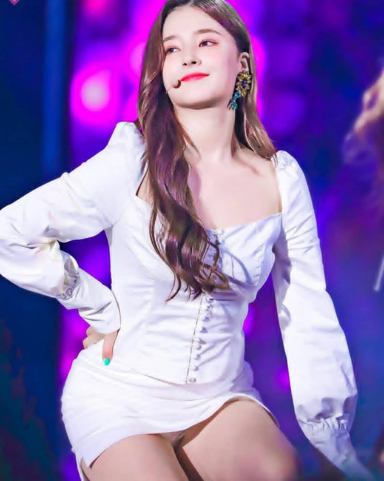 Nancy và bộ sưu tập lộ quần bảo hộ người không biết nhìn vào tưởng center MOMOLAND nghiện khoe - image 1