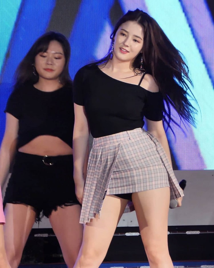 Nancy và bộ sưu tập lộ quần bảo hộ người không biết nhìn vào tưởng center MOMOLAND nghiện khoe - image 3