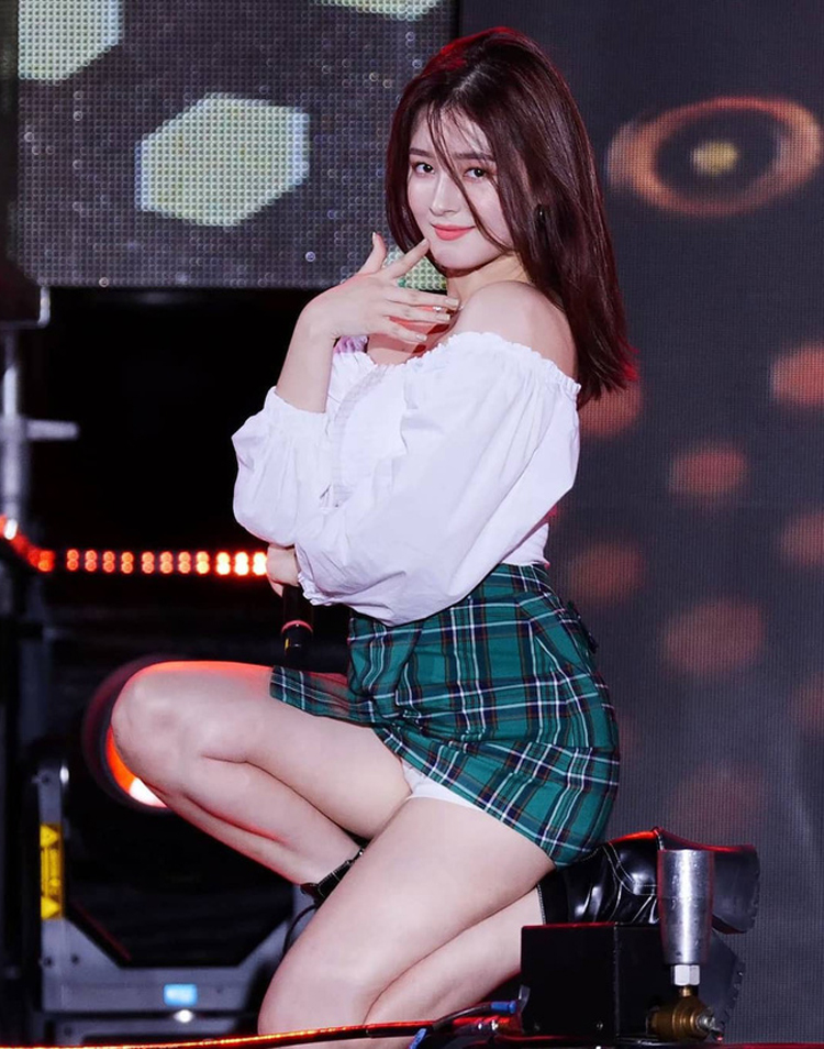 Nancy và bộ sưu tập lộ quần bảo hộ người không biết nhìn vào tưởng center MOMOLAND nghiện khoe - image 2