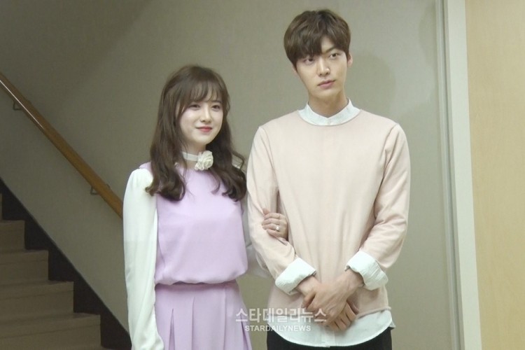 Mất tất cả sau scandal ly hôn Section TV tung hình ảnh Ahn Jaehyun tự cô lập mình giữa trường quay - image 2