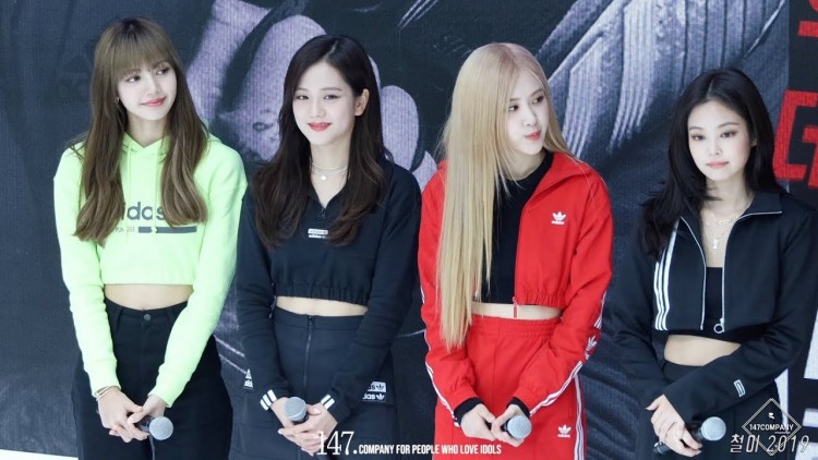 Lật lại video BlackPink đến trễ lễ trao giải không xin lỗi còn đùn đẩy nhau phát biểu làm MC cáu - image 1