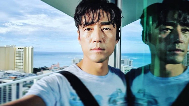 Selfie với gương thì sao nhỉ Để ông chú Ji Jin Hee mách cho vài góc chụp với gương cực độc lạ nhé - image 4