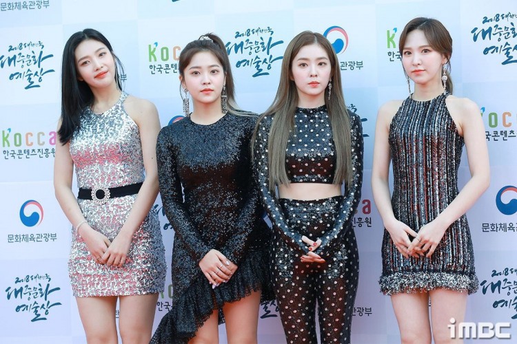 Stylist của Red Velvet thật hiếm khó có tìm có thể để 5 người đẹp trở nên sến súa và già khó tin - image 7