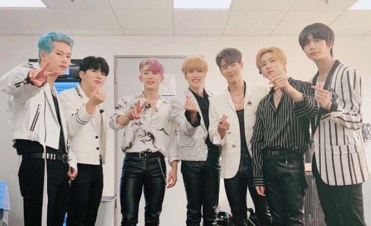 Fan Monsta X kéo đến Starship phản đối netizen chỉ trích lũ fangirl ngu ngốc - image 2