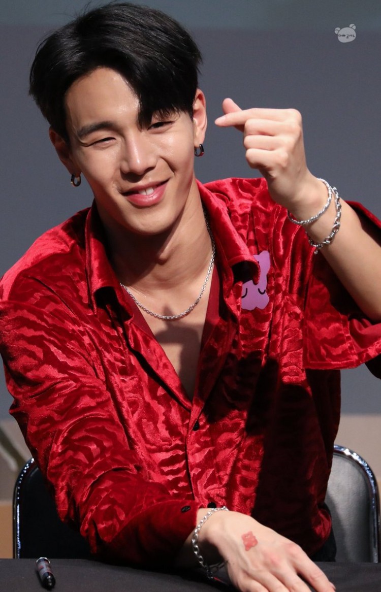 Fan lời ra tiếng vào vì Shownu gầy rộc phản ứng của thành viên Monsta X khiến fan muốn anh tự do - image 2