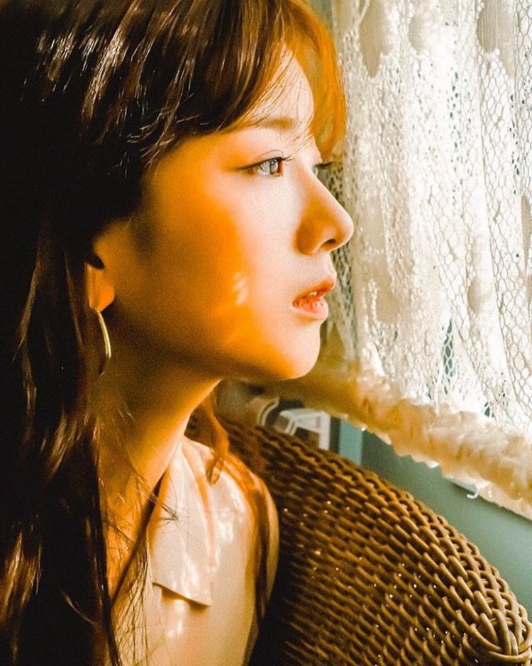 Đang hot tại Hàn cách tạo dáng chụp ảnh đậm chất vintage bằng những món đồ mua ở chợ - image 2