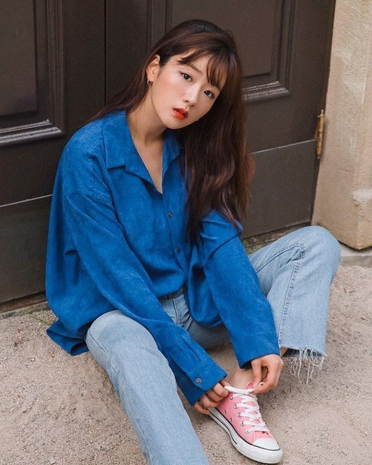 Đang hot tại Hàn cách tạo dáng chụp ảnh đậm chất vintage bằng những món đồ mua ở chợ - image 3