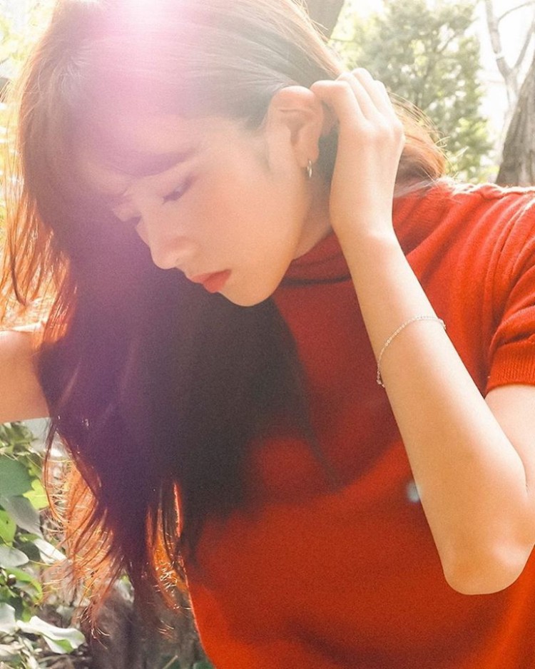 Đang hot tại Hàn cách tạo dáng chụp ảnh đậm chất vintage bằng những món đồ mua ở chợ - image 1