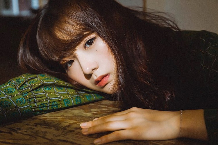 Đang hot tại Hàn cách tạo dáng chụp ảnh đậm chất vintage bằng những món đồ mua ở chợ - image 7