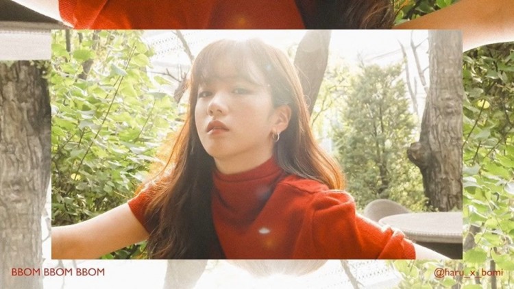 Đang hot tại Hàn cách tạo dáng chụp ảnh đậm chất vintage bằng những món đồ mua ở chợ - image 11