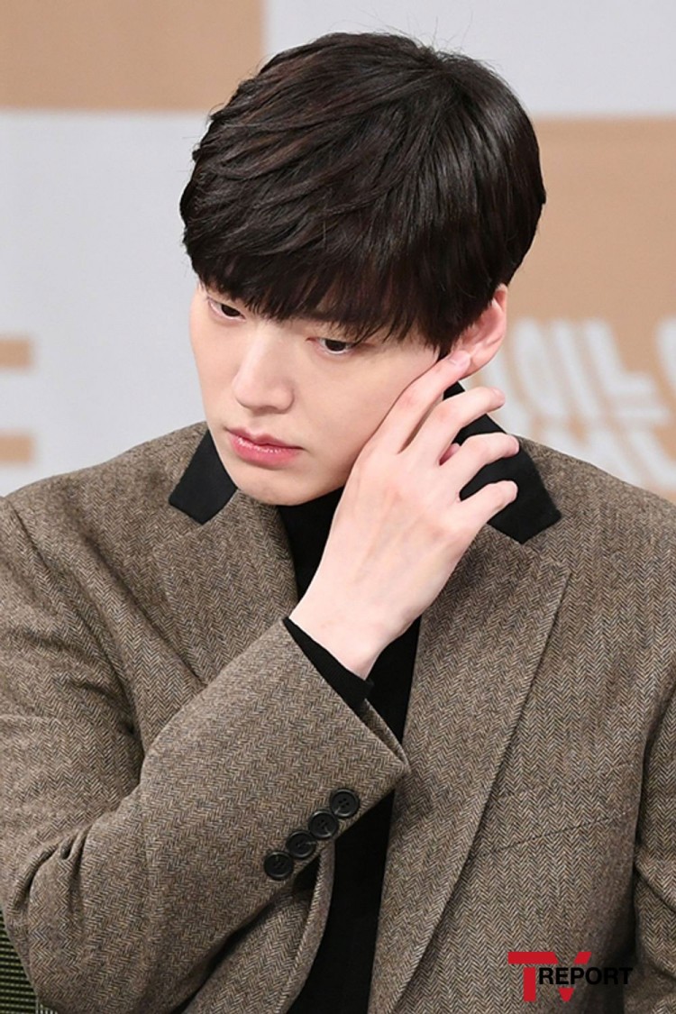 Ahn Jaehyun thẳng thắn nói về chuyện ly hôn trong buổi họp báo ra mắt phim mới tất cả là sự xin lỗi - image 1