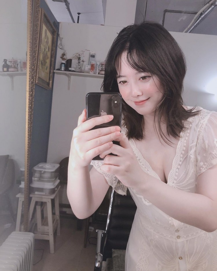 Hậu ly hôn Goo Hye Sun thay đổi khó tin tăng cân gây chú ý với loạt ảnh selfie khoe vòng 1 lấp ló - image 3