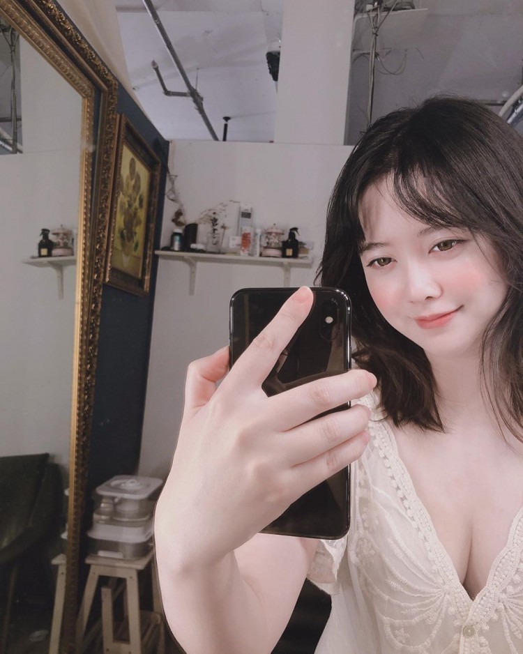 Hậu ly hôn Goo Hye Sun thay đổi khó tin tăng cân gây chú ý với loạt ảnh selfie khoe vòng 1 lấp ló - image 4