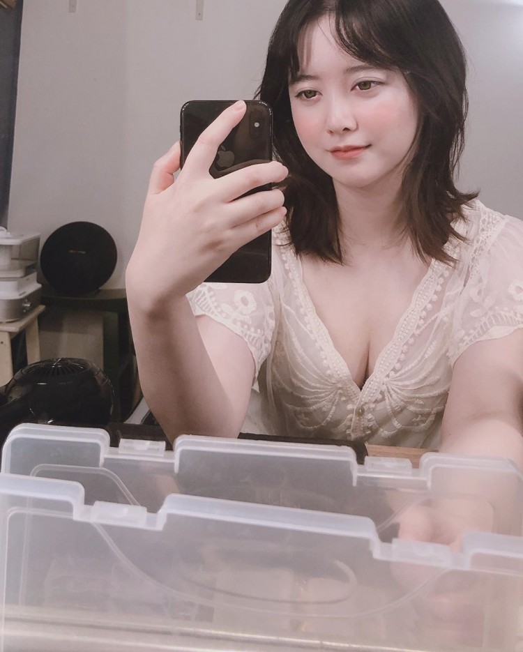 Hậu ly hôn Goo Hye Sun thay đổi khó tin tăng cân gây chú ý với loạt ảnh selfie khoe vòng 1 lấp ló - image 5