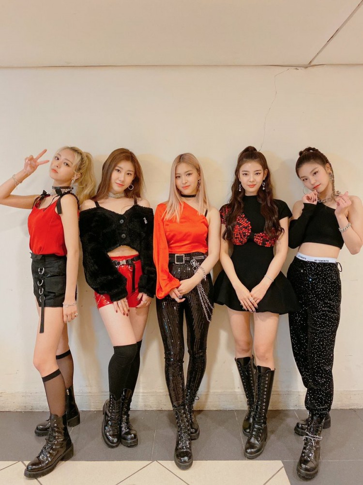 ITZY được diện đồ mới khi sang Việt Nam diễn chỉ tiếc mắc lỗi khiến Ryujin lộ chân vòng kiềng - image 1