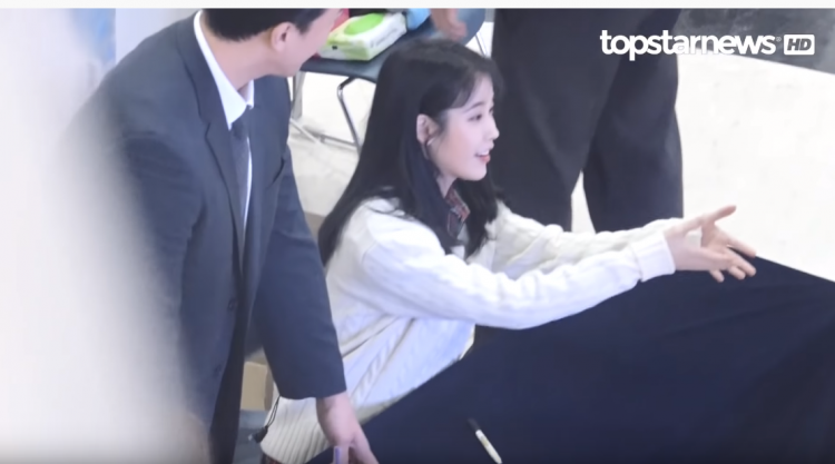 IU một phen bị hố tại buổi fan sign ngượng ngùng nằm dài trên bàn vì bị fan từ chối  - image 2