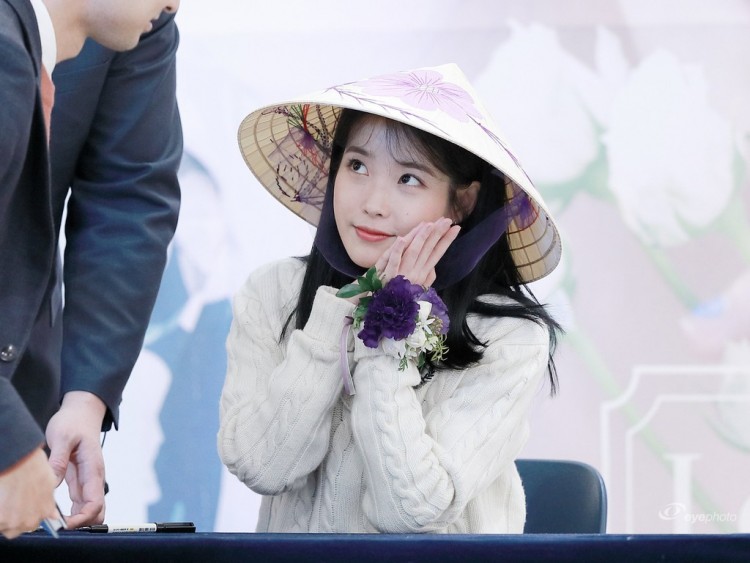 IU một phen bị hố tại buổi fan sign ngượng ngùng nằm dài trên bàn vì bị fan từ chối  - image 3