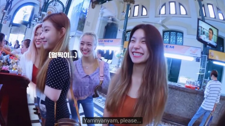 ITZY cưng xỉu trong VLOG thăm thú Việt Nam Yeji năn nỉ giảm giá Ryujin khổ sở ăn gỏi cuốn - image 2