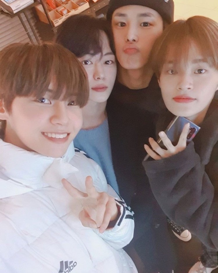 Choi Byungchan VICTON và Lee Daehwi AB6IX ôm ấp ngọt ngào giữa chốn đông người  - image 1