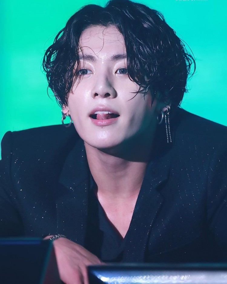 Mái tóc dài từng bị chê lòa xòa mất chất của Jungkook lọt top khoảnh khắc đẹp nhất Kpop 2019 - image 3