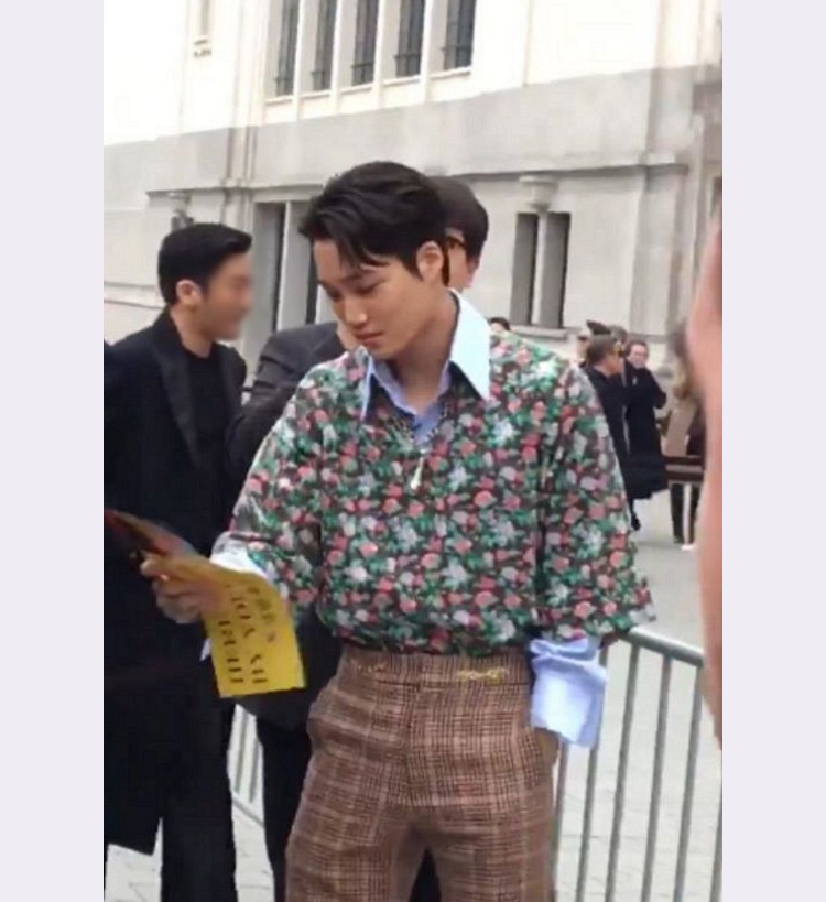 KaiEXO mang thương hiệu bên trong quần lót có gì đến tận show Gucci - image 2