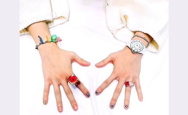 JHope BTS thích điệu đà như con gái hết làm nail tới vẽ vời đủ kiểu lên móng tay  - image 3