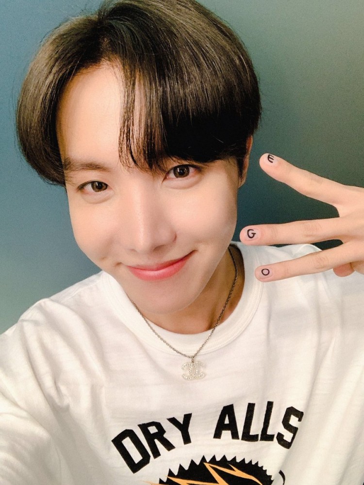 JHope BTS thích điệu đà như con gái hết làm nail tới vẽ vời đủ kiểu lên móng tay  - image 5