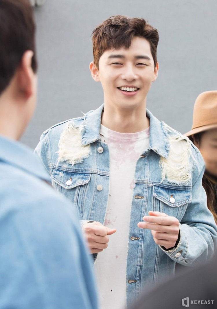 Park Seojoon lộ ảnh tiểu học 20 năm trước không ngờ rằng ảnh có đôi mắt cười làm nên thương hiệu - image 2