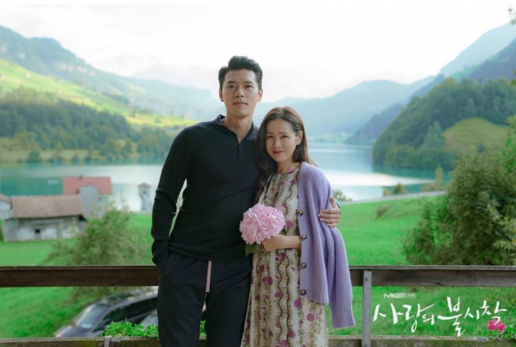 Hyun Bin - Son Ye Jin tung bộ ảnh khiến con tim shipper gào thét netizen nóng lòng chờ nhận thiệp - image 1