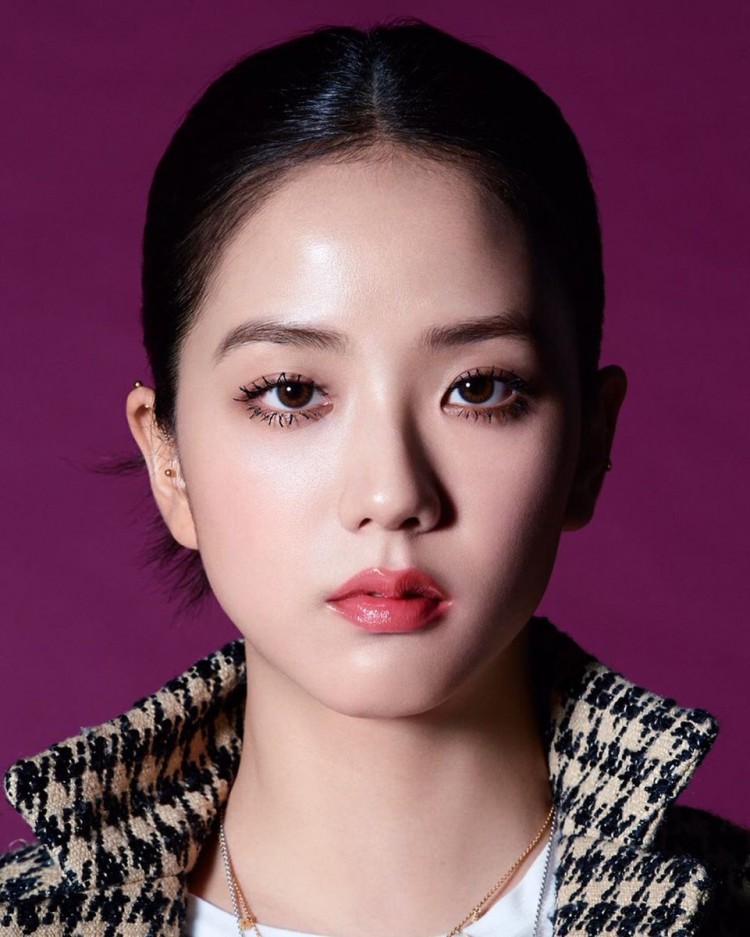 JisooBLACKPINK khác lạ với vẻ mặt hờn dỗi và kiểu make up không đụng hàng - image 2