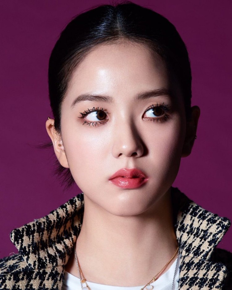 JisooBLACKPINK khác lạ với vẻ mặt hờn dỗi và kiểu make up không đụng hàng - image 3