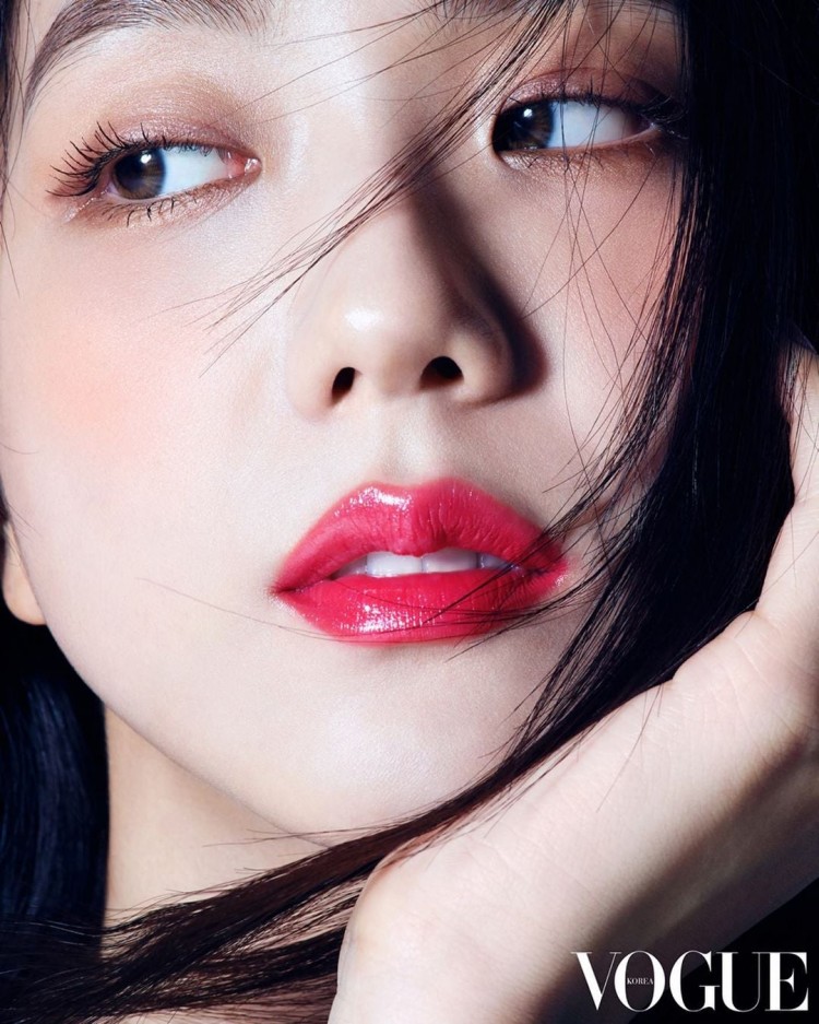 JisooBLACKPINK khác lạ với vẻ mặt hờn dỗi và kiểu make up không đụng hàng - image 5