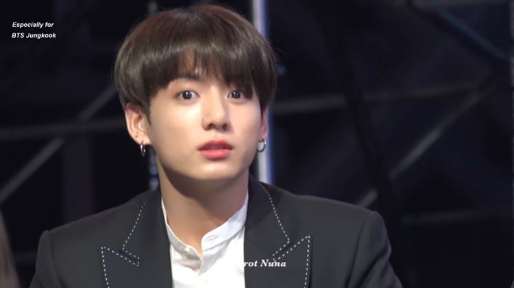 Jungkook biểu hiện sững sờ khi nhìn thấy fan của mình nguyên nhân bởi đó fan cuồng bám đuôi - image 2