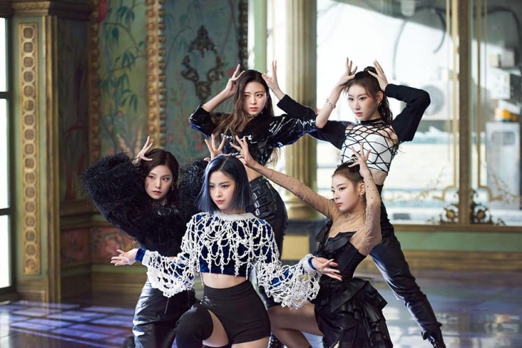 WANNABE của ITZY visual đẹp nhưng nhạc lại gây tranh cãi vì cứ mãi thông đẹp love yourself - image 1